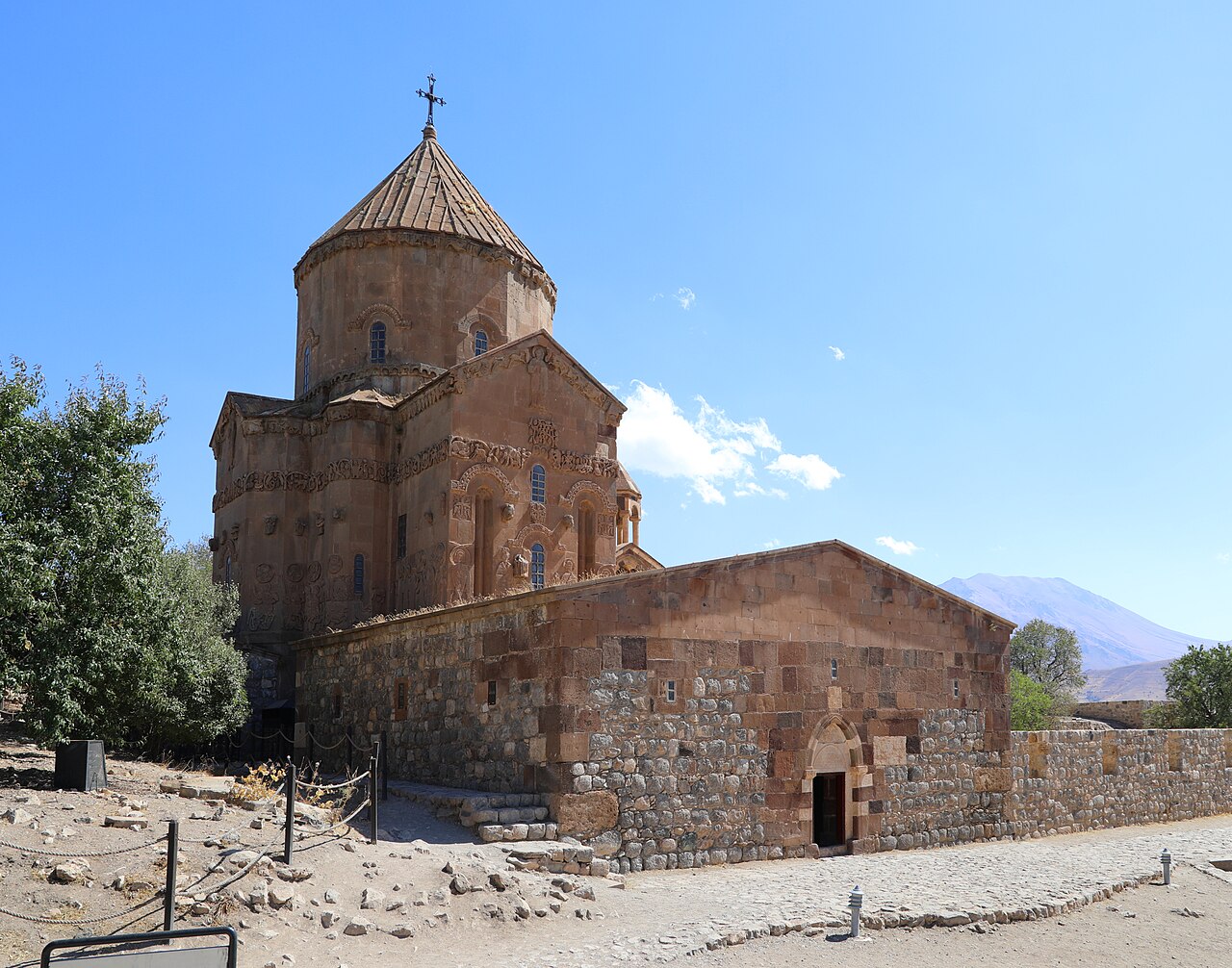 Akdamar Adası’ndaki Kutsal Haç Kilisesi