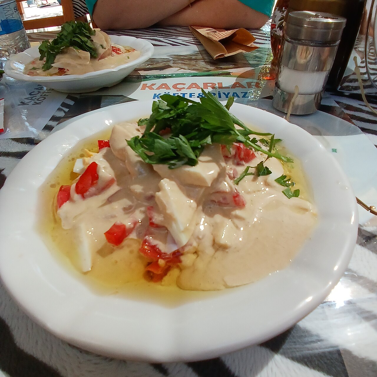 Tahinli tarator sosuyla servis edilen Antalya piyazı