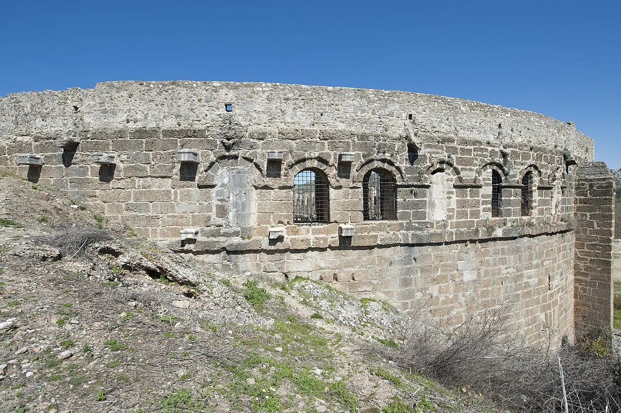Aspendos tiyatrosunun tepe yönünden görülen kavisli dış duvarı ve kemerli açıklıkları
