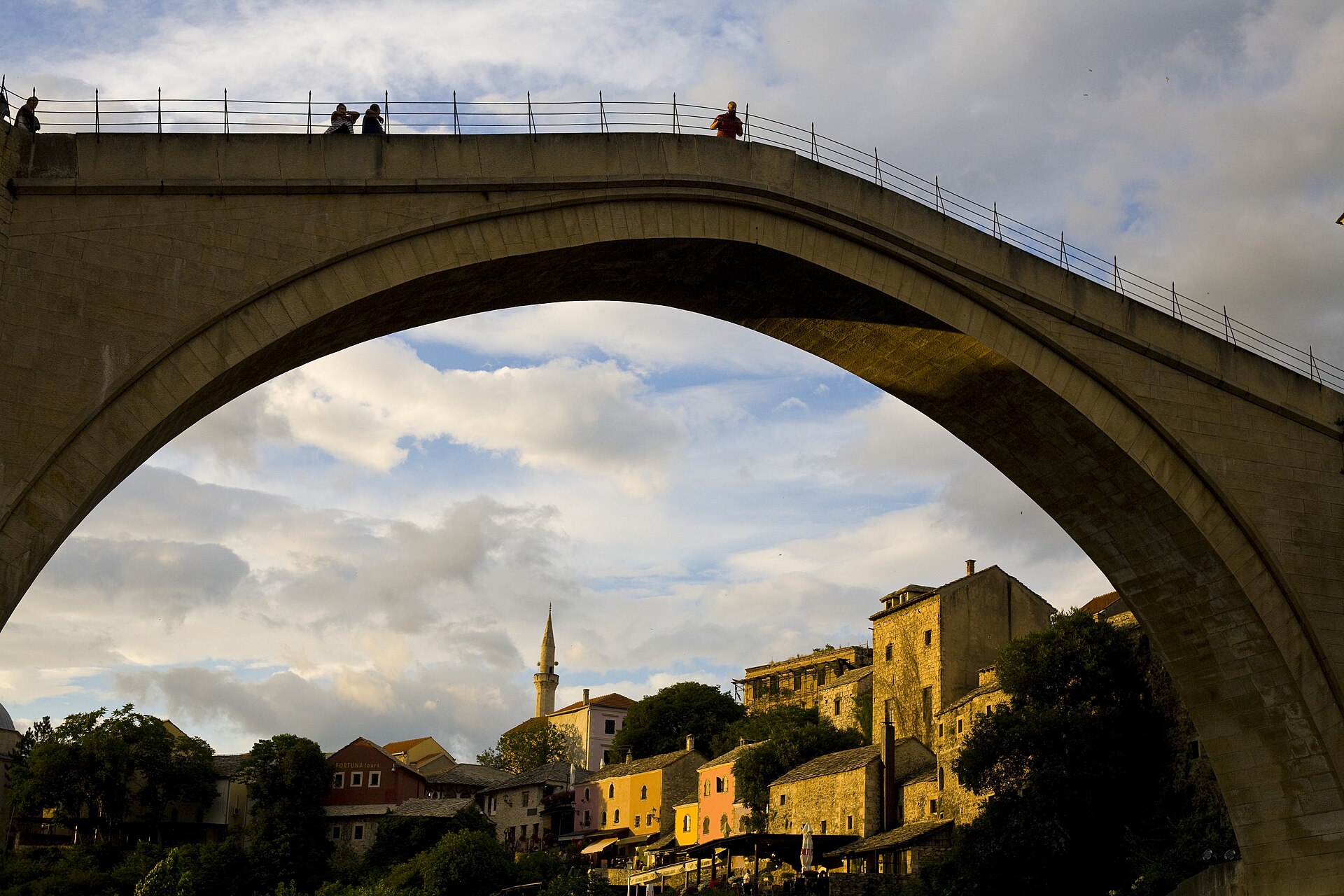 Bosna-Hersek’te Mostar Köprüsü’nün taş kemeri ve tarihi şehir