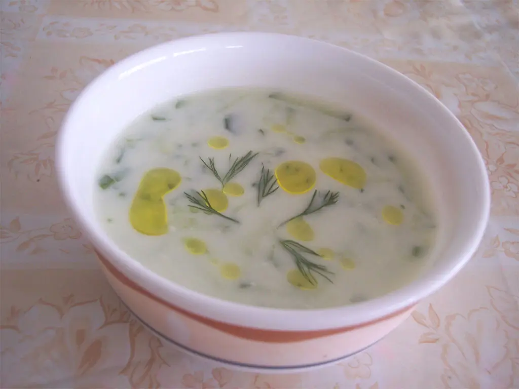 Cacık Tarifi: Yoğurt, Salatalık ve Su Dengesini Kurma
