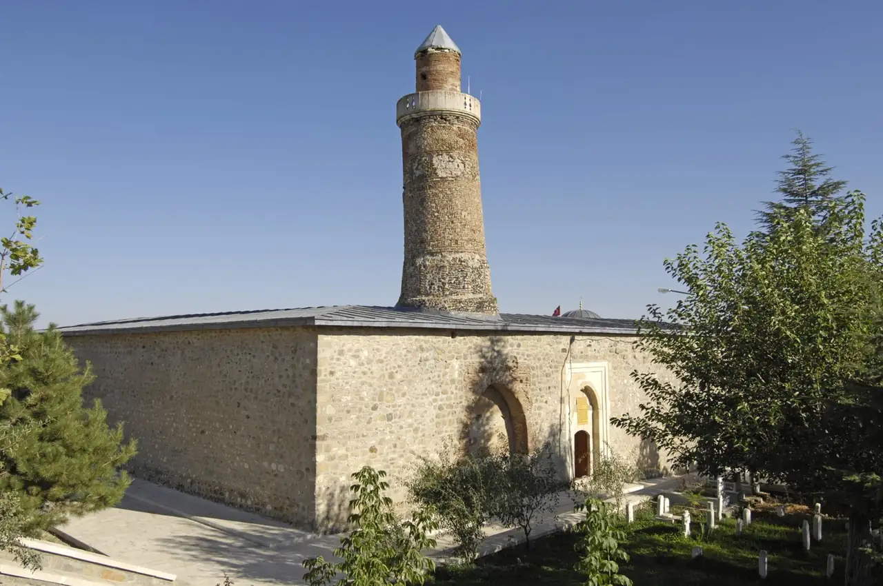 Elazığ Gezilecek Yerler: Harput ve Hazar kıyısı