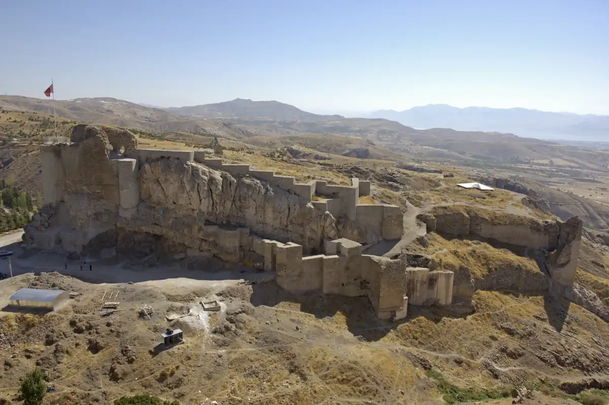 Harput Kalesi’nin kayalık sırt üzerindeki taş surları ve arka plandaki tepeler