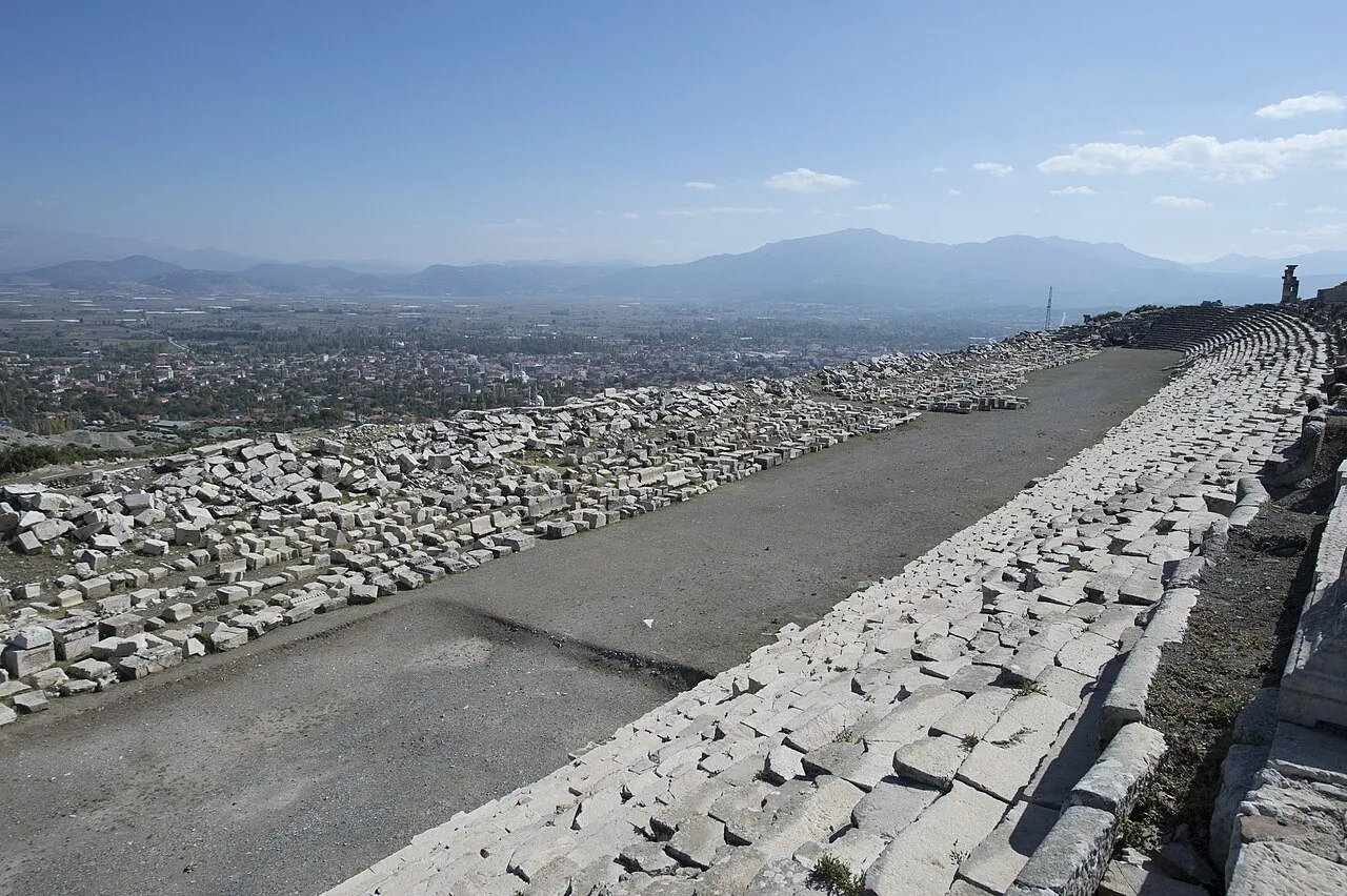 Kibyra stadyumunun uzun yarış alanı, taş oturma sıraları ve arkasındaki Gölhisar manzarası