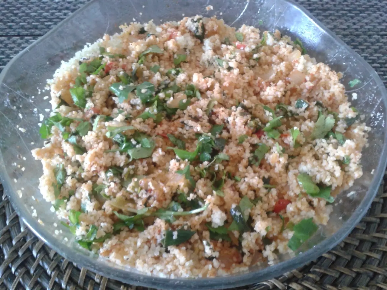 Cam kasede ince bulgur ve doğranmış yeşilliklerle hazırlanmış az salçalı kısır