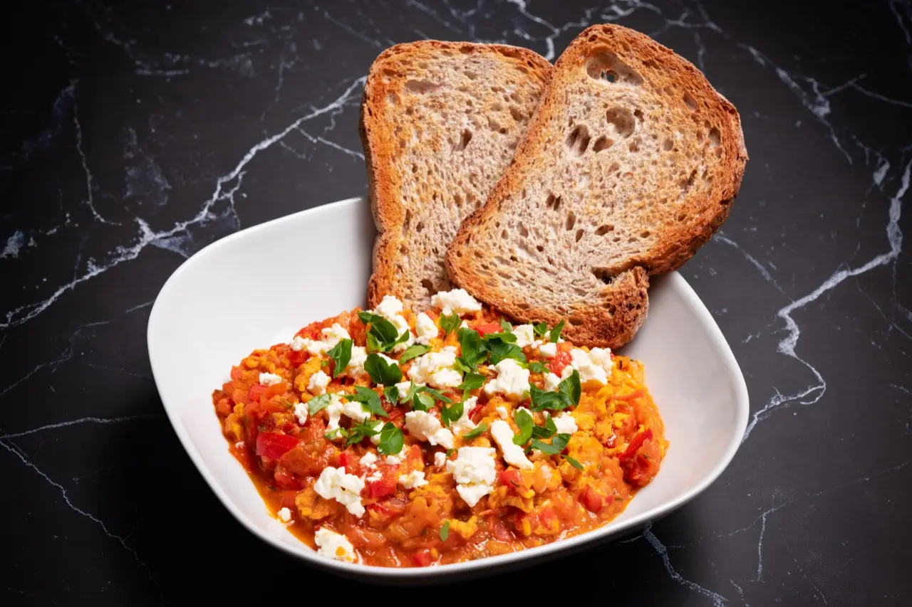 Menemen Tarifi: Soğanlı Yapılış, Domates Suyu ve Yumurta Kıvamı