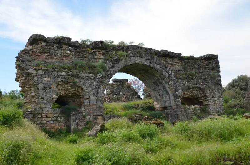 Aydın Sultanhisar’daki Nysa Antik Kenti’nde taş kemer ve duvar kalıntıları