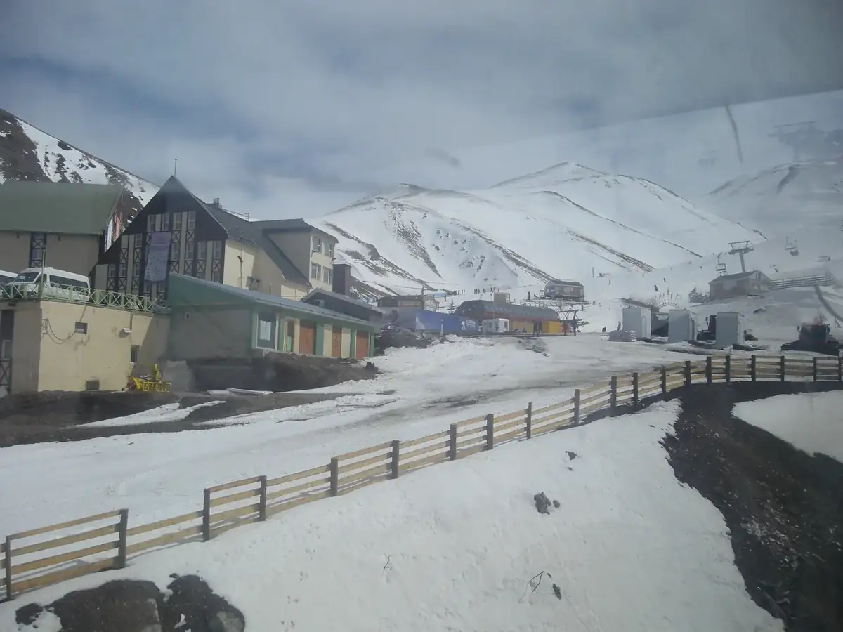 Erzurum Palandöken’de karla kaplı kayak yamaçları, telesiyejler ve pist tabanındaki tesisler