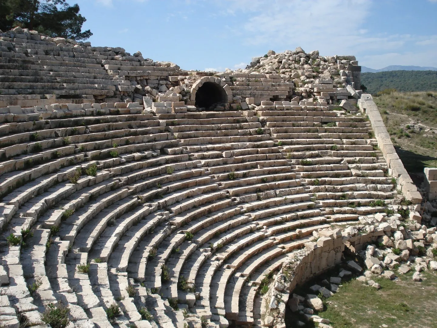 Patara tiyatrosunda kavisli taş oturma sıraları ve tonozlu geçiş