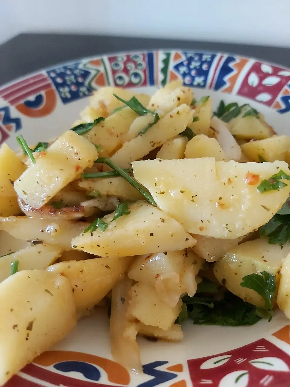 Patates Salatası Tarifi: Mayonezsiz, Limonlu ve Taze Otlu