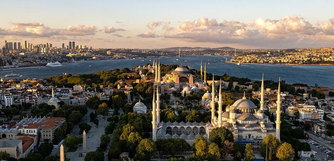 İstanbul Tarihî Yarımadası üzerinde Sultanahmet Camii, Ayasofya ve deniz kıyısının havadan görünümü