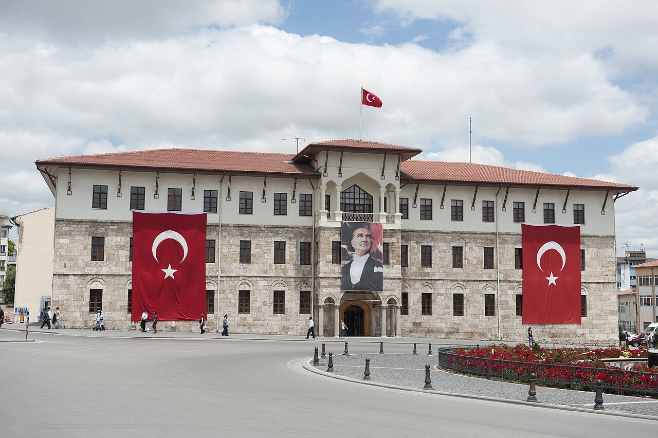 Sivas Cumhuriyet Meydanı ve çevresindeki tarihî yapılar