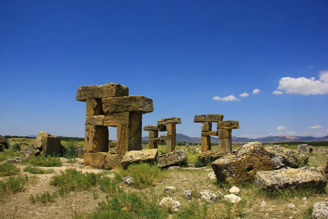 Uşak Gezilecek Yerler: Arkeoloji ve kanyon manzaraları